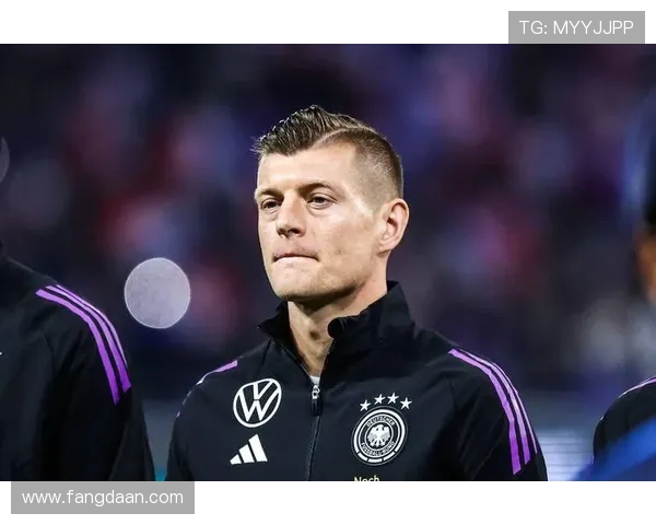 克罗斯在球场上的传奇之路与足球世界的影响力分析