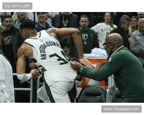 字母哥愤怒撕毁球衣雄鹿惨败后更衣室内冲突升级引发关注 字母哥愤怒撕毁球衣雄鹿惨败后更衣室内冲突升级引发关注